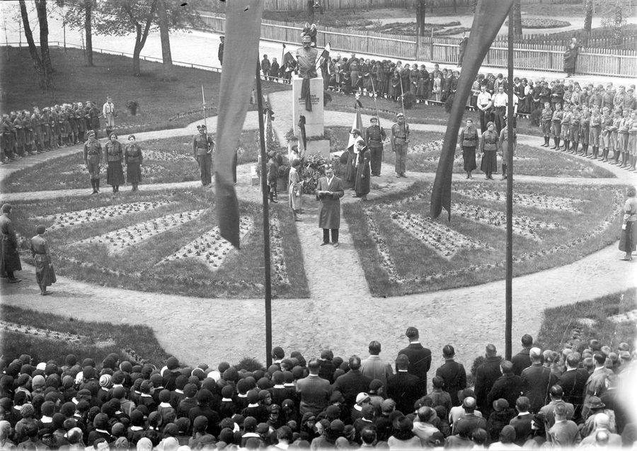 Fotografia storica della piazza della stazione a Luninets del 1935