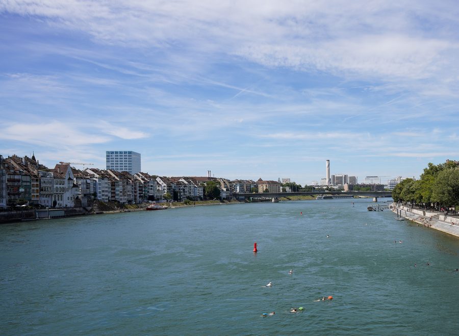 Il Reno a Basilea con la riva urbana
