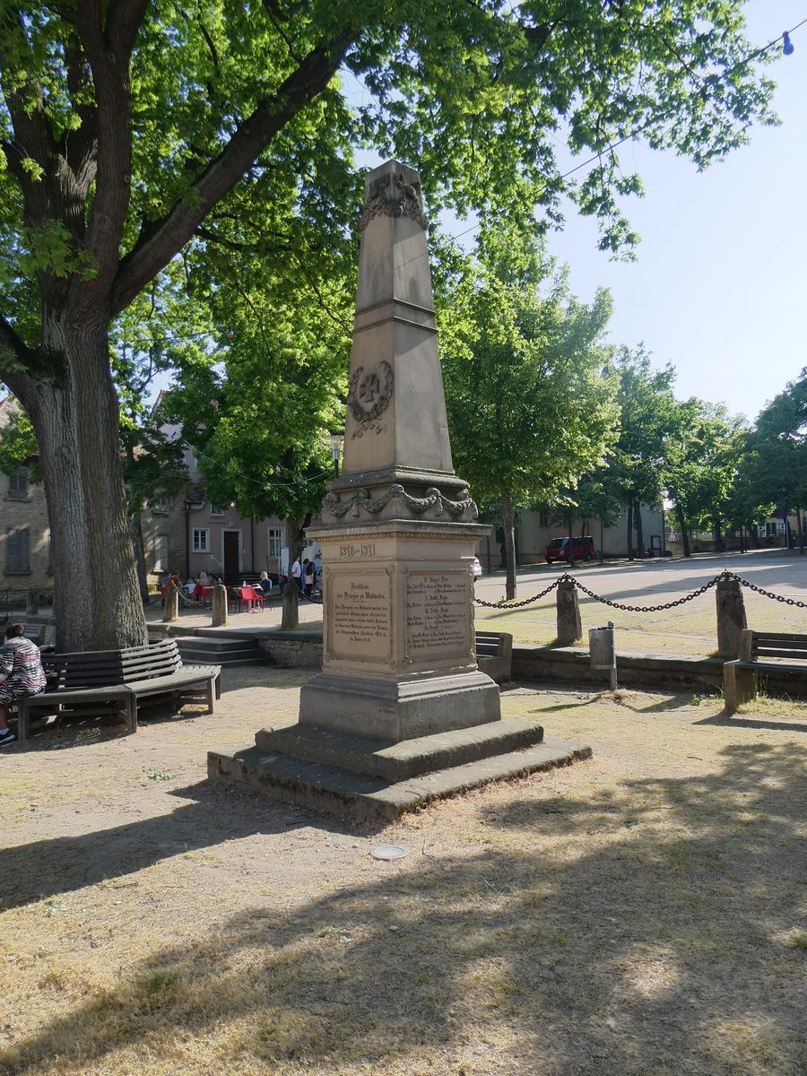 Monumento ai caduti sulla piazza del mercato a Westhofen, Rheinhessen