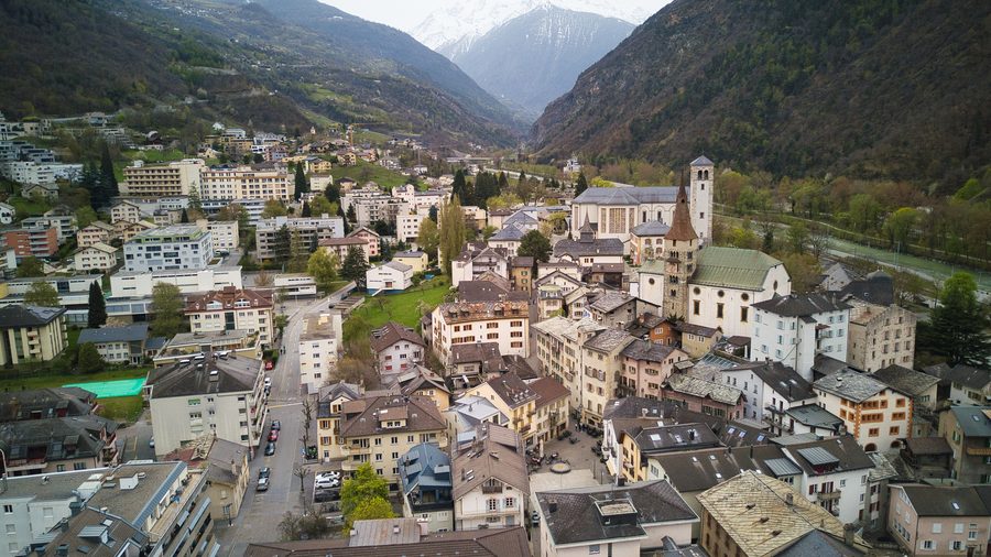 Centro storico di Visp con vista sulle montagne.