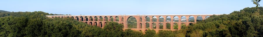 Ponte Göltzschtalbrücke tra Netzschkau e Mylau in una valle boscosa