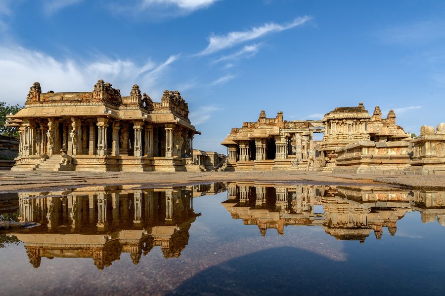 Tempio Vijaya Vitthala a Hampi, Karnataka, riflesso in un bacino d’acqua poco profondo