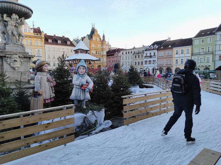Fontana di Sansone con pista di pattinaggio sulla piazza Přemysl Otakar II a České Budějovice