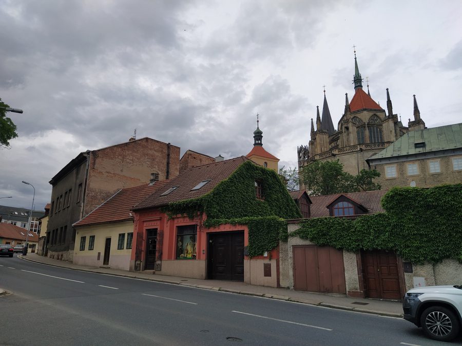 Chiesa di San Bartolomeo tra le case storiche di Kolín