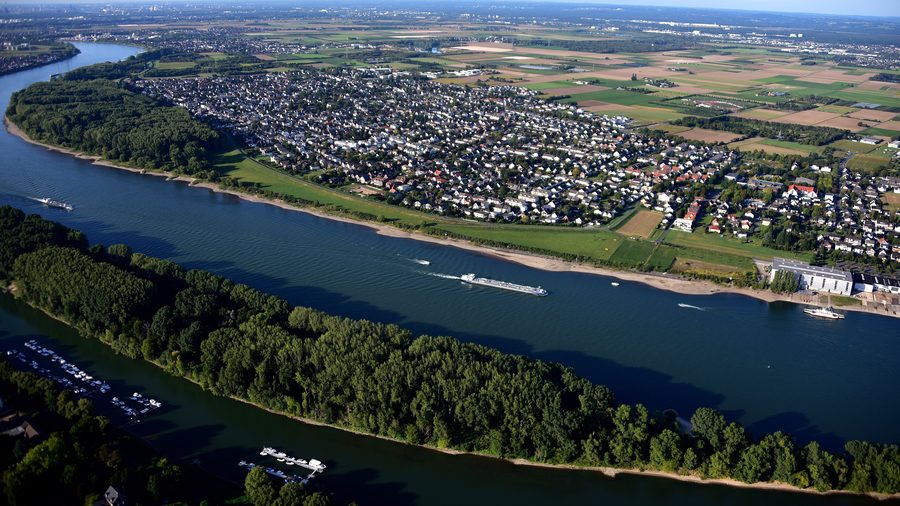 Veduta aerea dell'isola del Reno Herseler Werth sul Reno