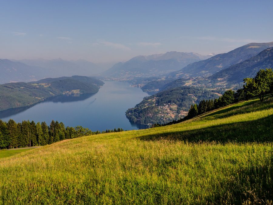 Vista sul Lago di Millstatt verso il Goldeck presso Spittal an der Drau.