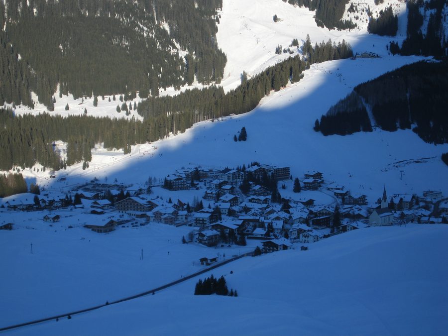 Berwang in Tirolo in inverno con paesaggio montano innevato