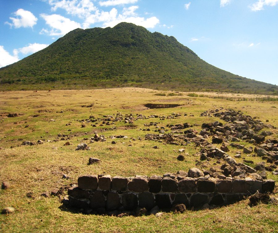 Vista dall’area della Battery St. Louis sul vulcano ricoperto di vegetazione The Quill a Sint Eustatius