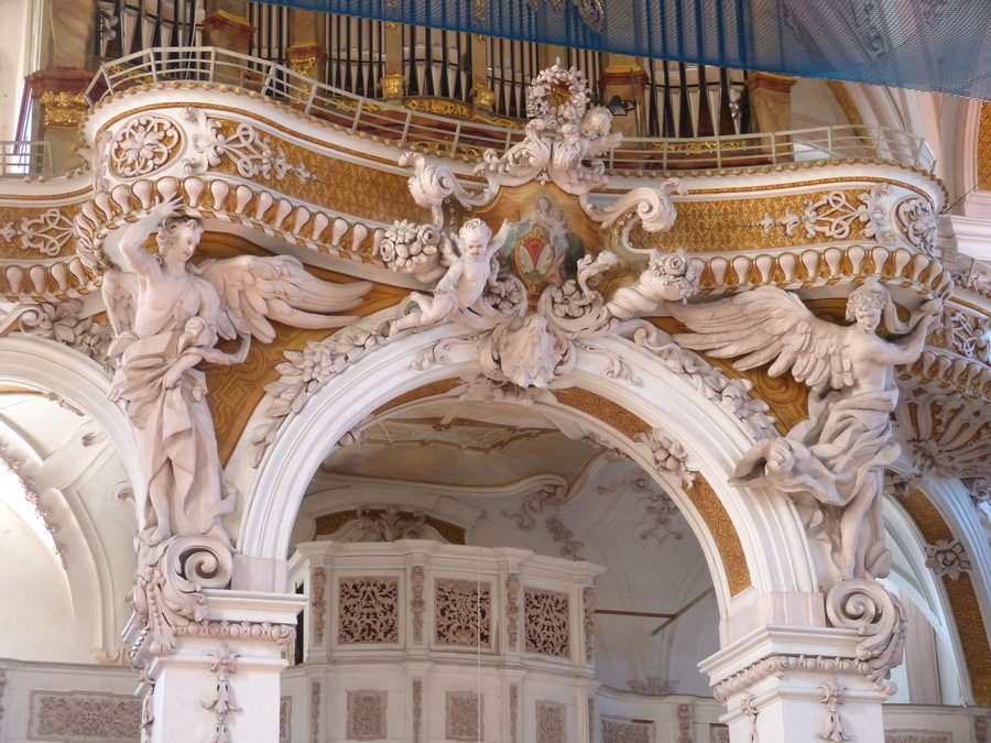 Loggia dell'organo della chiesa parrocchiale barocca nel monastero di Aldersbach