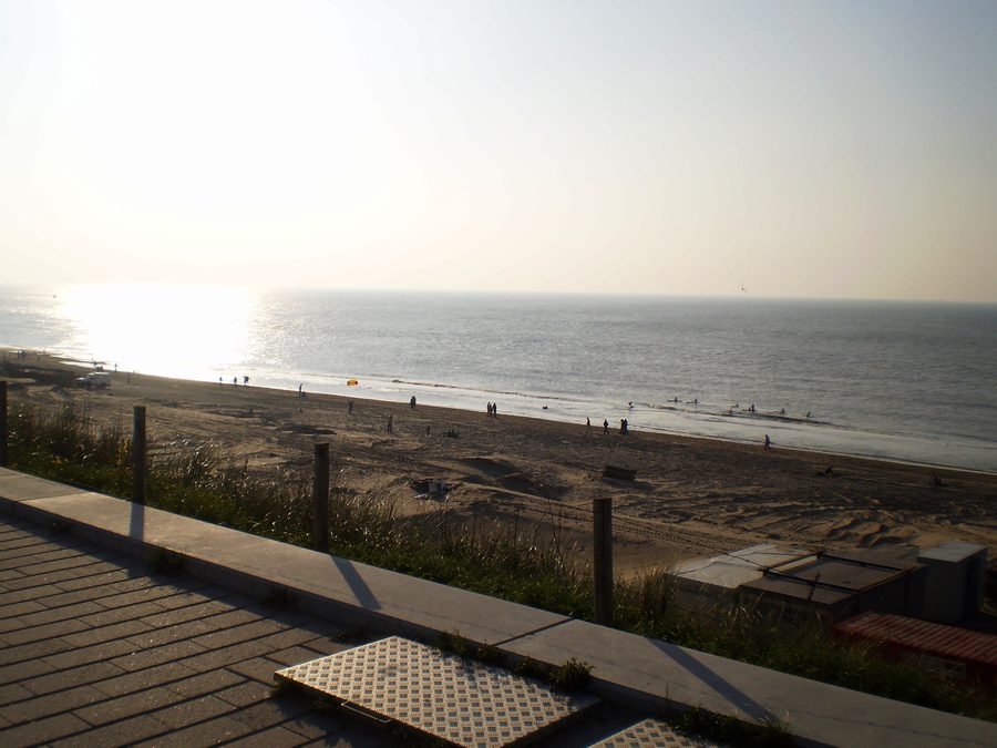 Costa del Mare del Nord sulla spiaggia di Bloemendaal aan Zee con vista dal padiglione sulla spiaggia