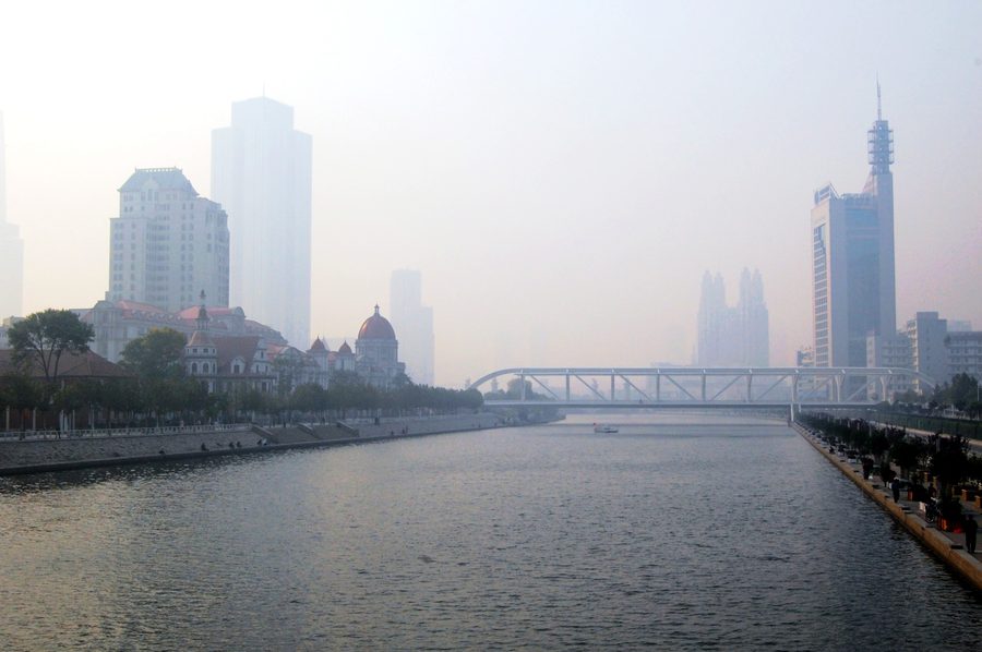 Vista nella foschia su Tianjin nei dintorni della Ancient Culture Street