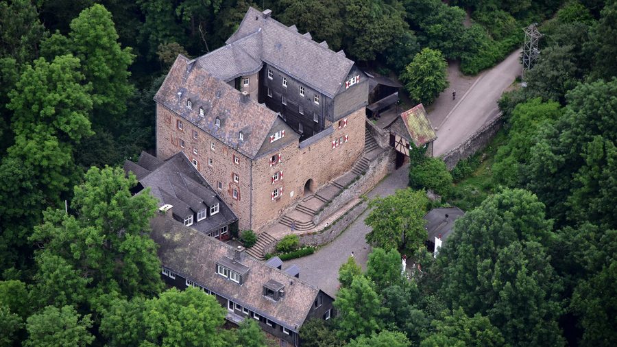 Veduta aerea del castello Hessenstein su una collina boscosa presso Ederbringhausen a Vöhl