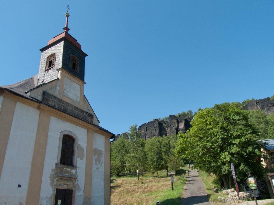 Rocce di arenaria delle Tiské stěny presso Tisá, viste dalla chiesa di Sant’Anna