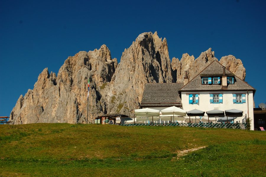 Rifugio Ciampedie con il Catinaccio sullo sfondo