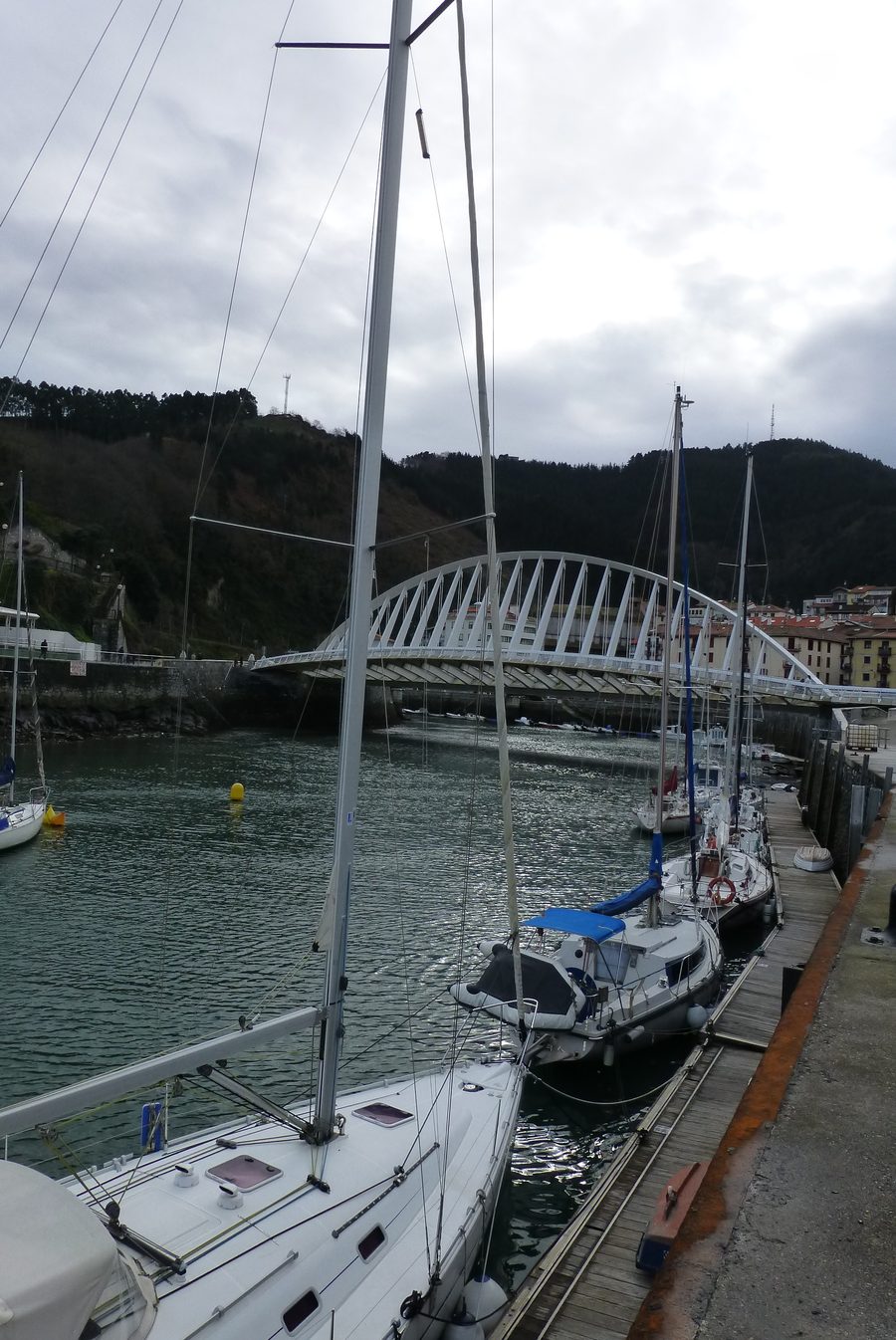 Vista del porto di Ondarroa e del ponte di Itsas Aurre di Santiago Calatrava