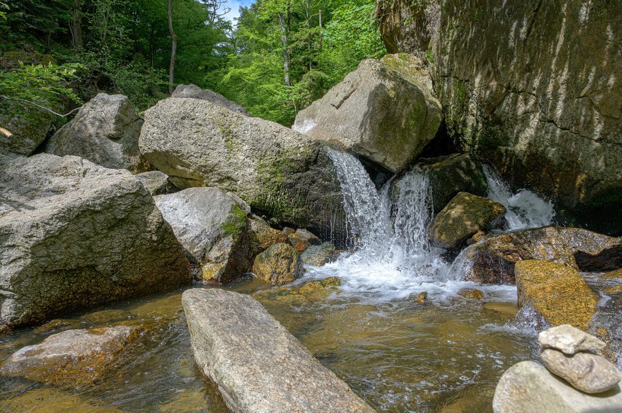 Cascata e rocce nella valle del Pesenbach presso Bad Mühllacken in Alta Austria