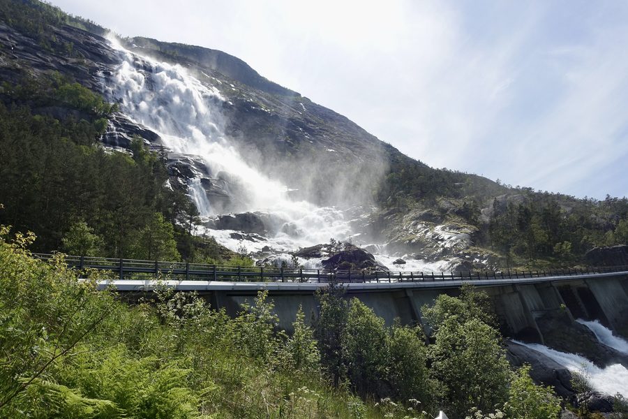 Cascata Langfossen nel comune di Etne accanto alla strada europea E134