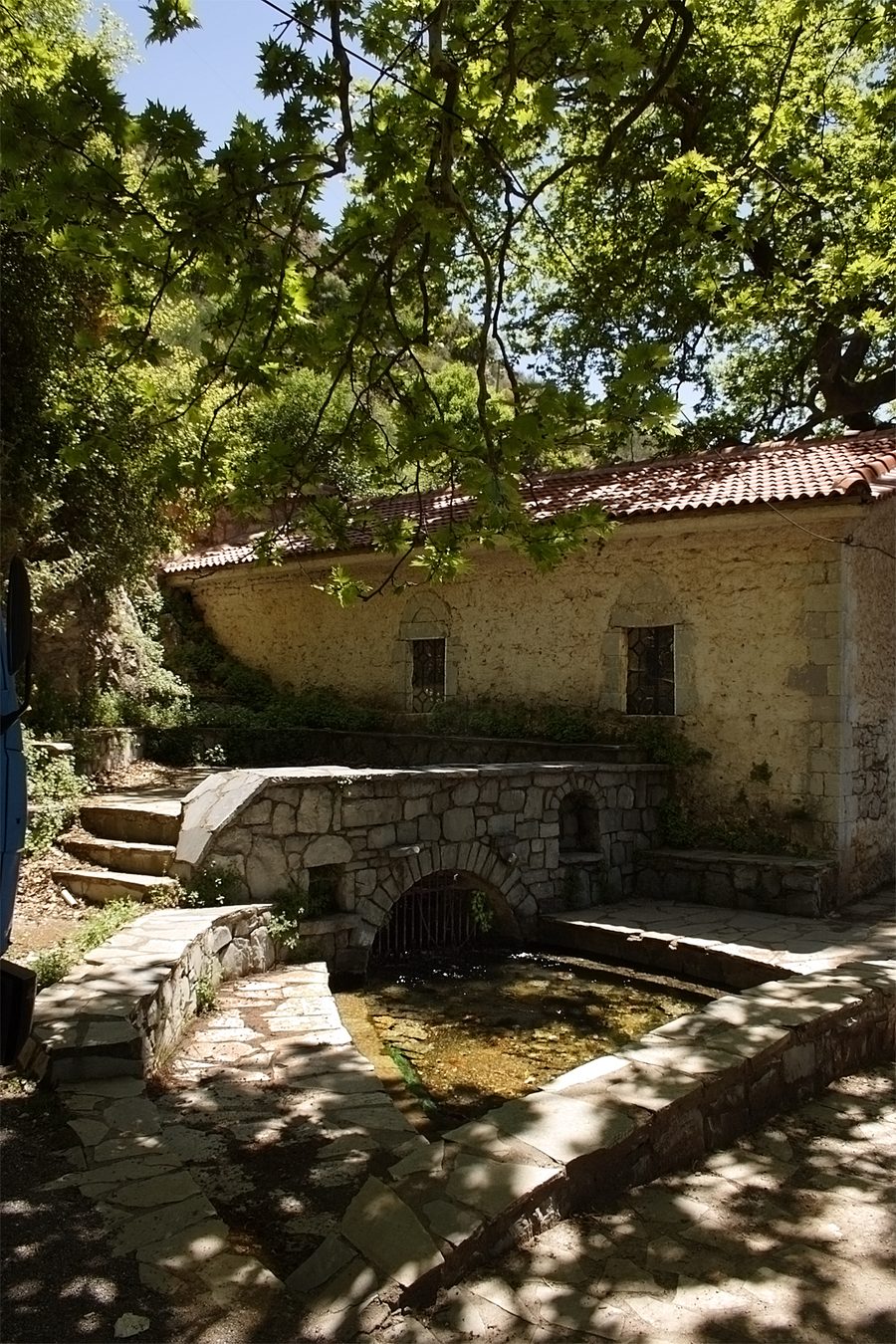 Sorgente carsica e museo dell'acqua vicino a Dimitsana in Arcadia