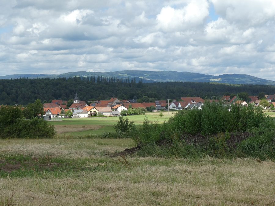 Paesaggio presso Detter nel comune di Zeitlofs con parti della Rhön bavarese sullo sfondo