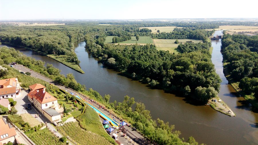 La confluenza della Moldava nell’Elba presso Mělník, con la riva del fiume e i vigneti.