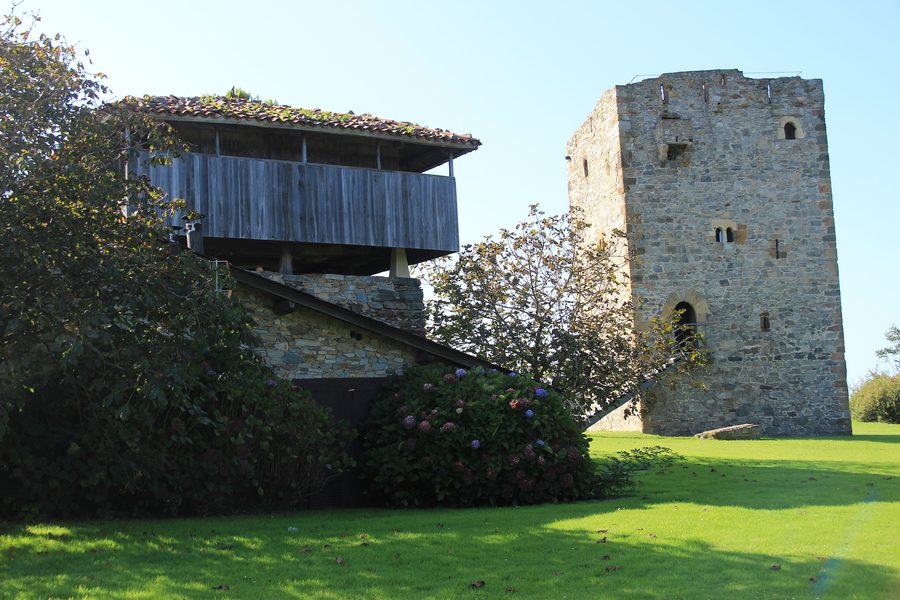 Vista generale della Torre di Villademoros a Valdés, Asturie