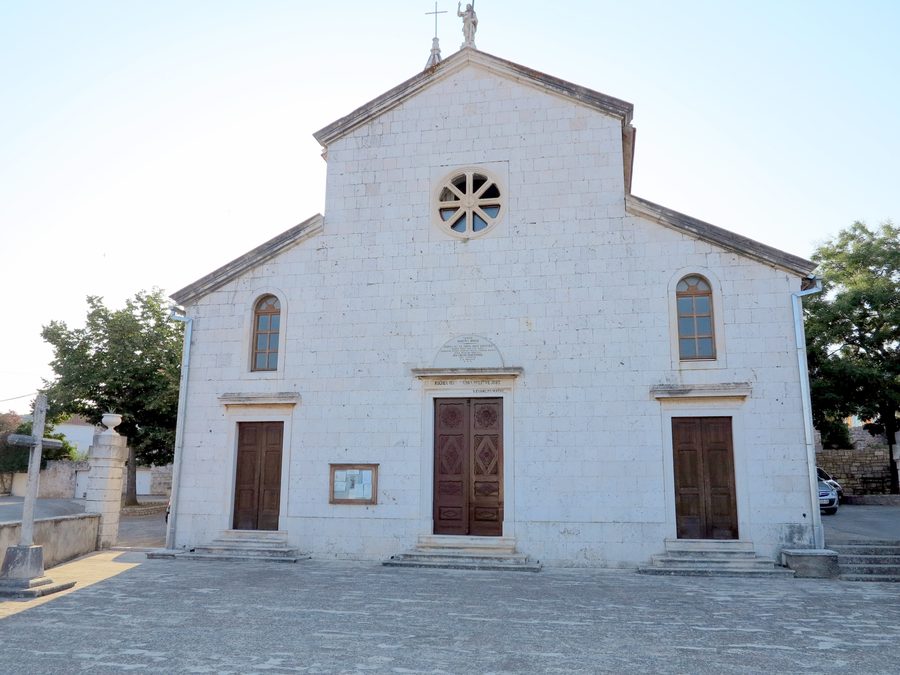 Chiesa cattolica con campanile a Gornje Selo sull’isola di Šolta