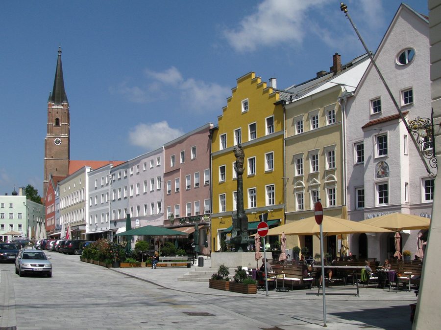 Piazza del centro di Eggenfelden con la fontana di Maria