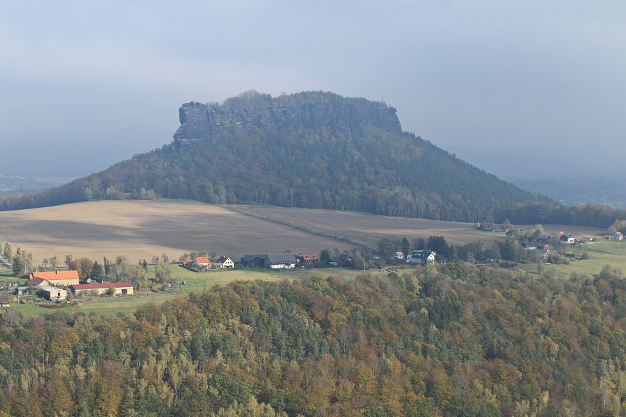 Vista dalla fortezza di Königstein sul Lilienstein nella Svizzera Sassone