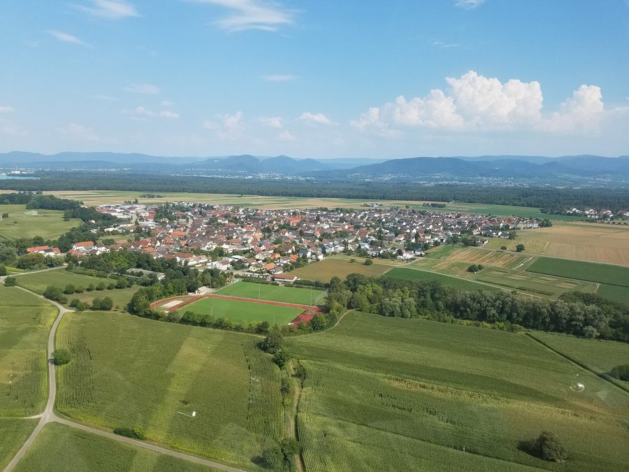 Vista aerea di Hügelsheim da ovest con i dintorni della pianura dell’Alto Reno