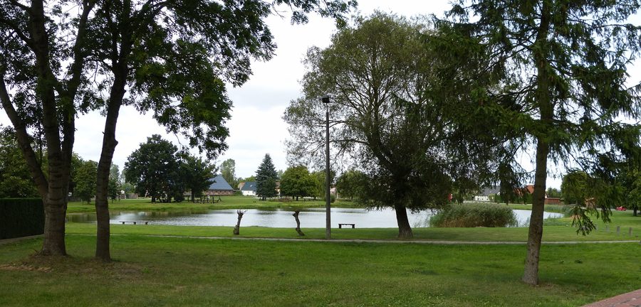 Stagno del villaggio a Grapzow, visto dal cimitero