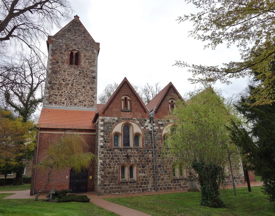 Vista meridionale della chiesa del villaggio di Neuenhagen bei Berlin