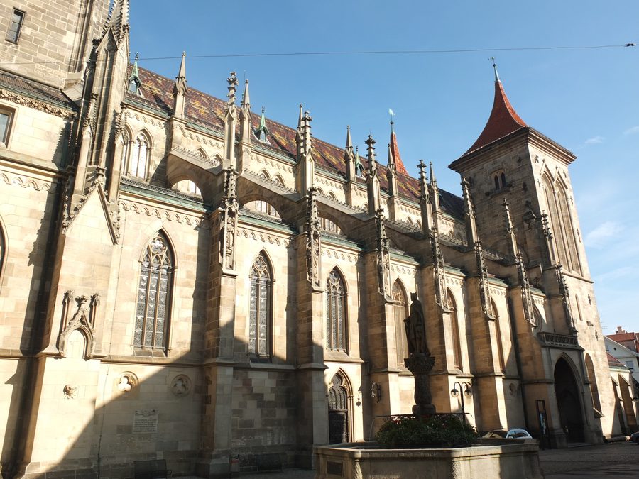 Vista laterale della Marienkirche con la fontana mariana a Reutlingen