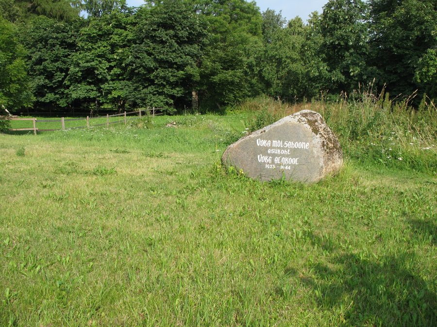 Pietra commemorativa in ricordo della tenuta signorile di Voka e della scuola elementare di Voka, Estonia