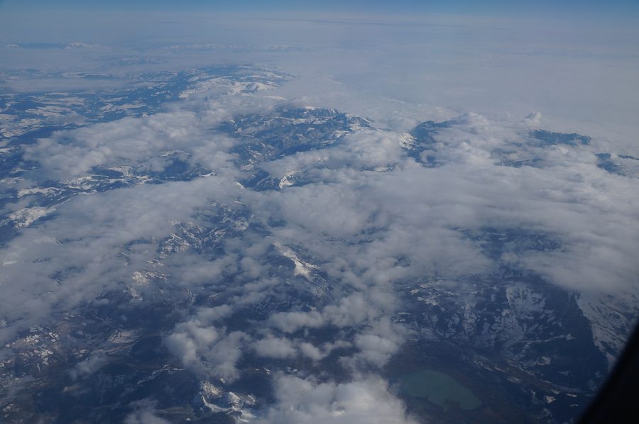 Lago di Plav davanti alle montagne delle Prokletije in Montenegro, ripreso dall'alto