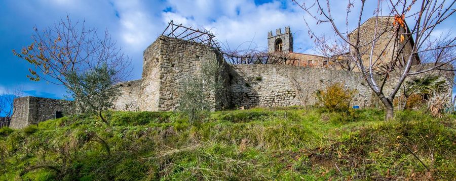 Le mura di San Quirico in Valleriana
