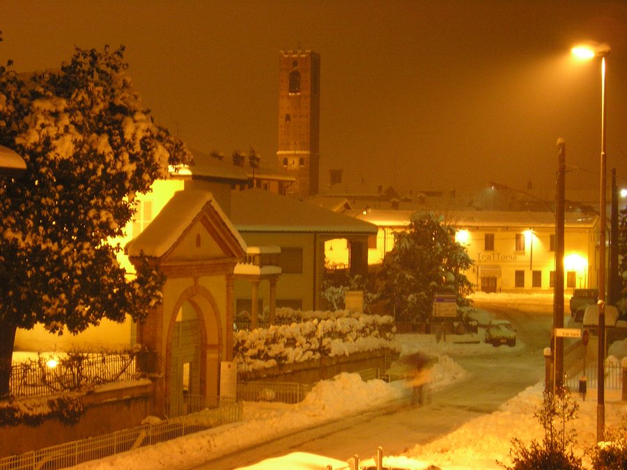 Mozzanica nella provincia di Bergamo sotto una coltre di neve