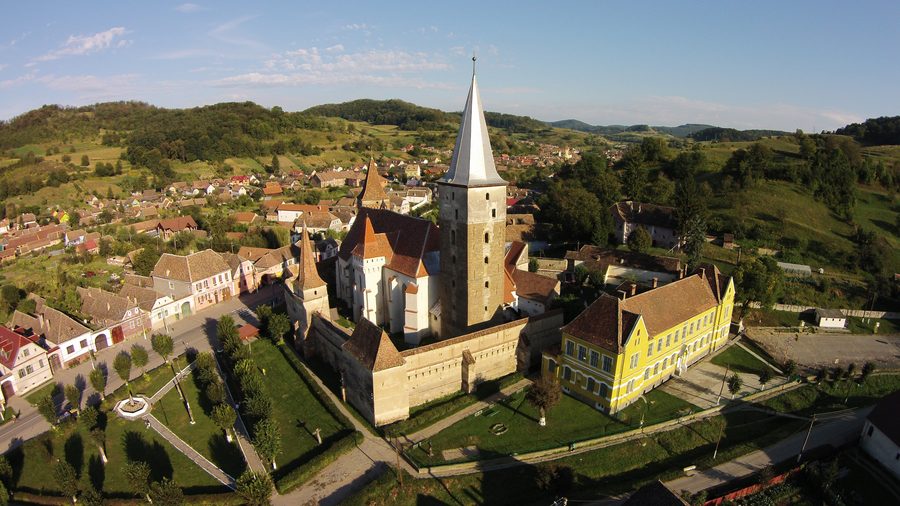 Veduta aerea della chiesa fortificata evangelica di Moșna in Transilvania