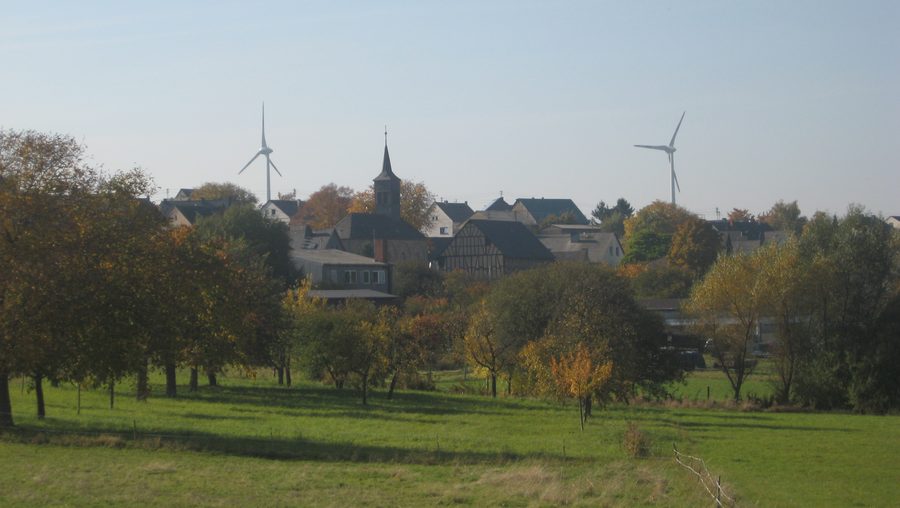 Villaggio di Leideneck nel paesaggio dell’Hunsrück, Germania
