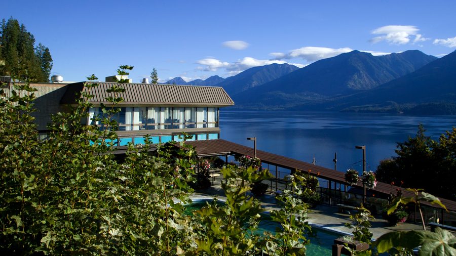 Vista da un balcone sulla vasca termale di Ainsworth Hot Springs e sul lago adiacente