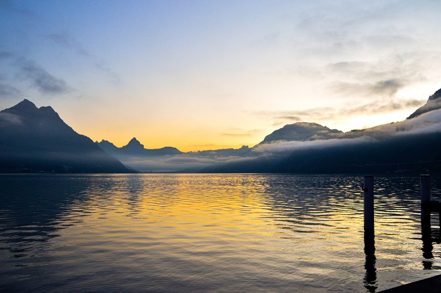 Alba sul Lago dei Quattro Cantoni presso Beckenried con montagne sullo sfondo.