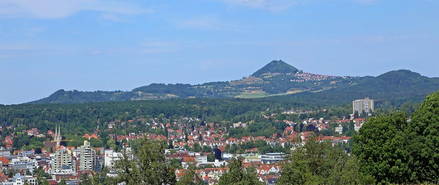 Panorama di Göppingen con il monte locale Hohenstaufen