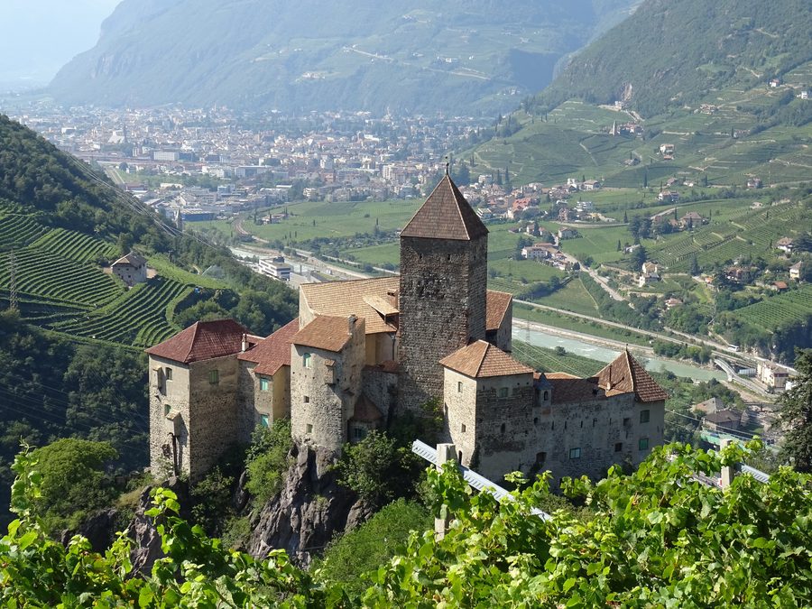 Castello di Cornedo, una fortezza medievale sul fianco della montagna a Cornedo, Alto Adige, Italia