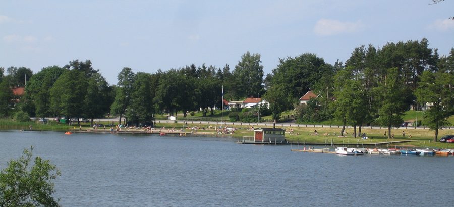 Spiaggia balneare di Sövde accanto allo Sövdesjön in Svezia