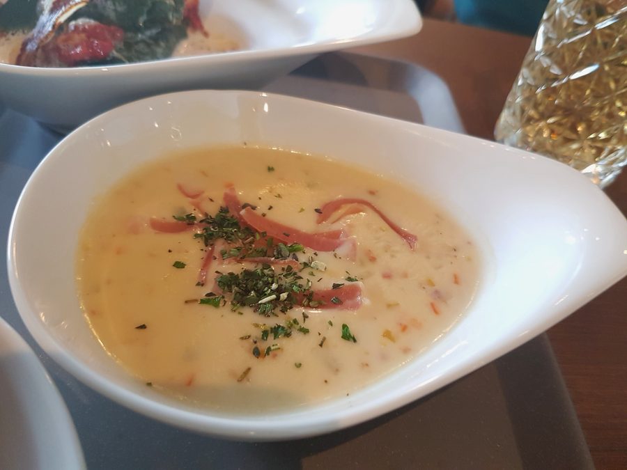 Zuppa d’orzo grigionese con orzo, patate e verdure