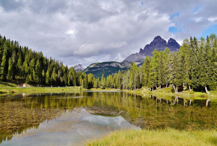 Passo montano verso le Tre Cime di Lavaredo in Trentino, Italia