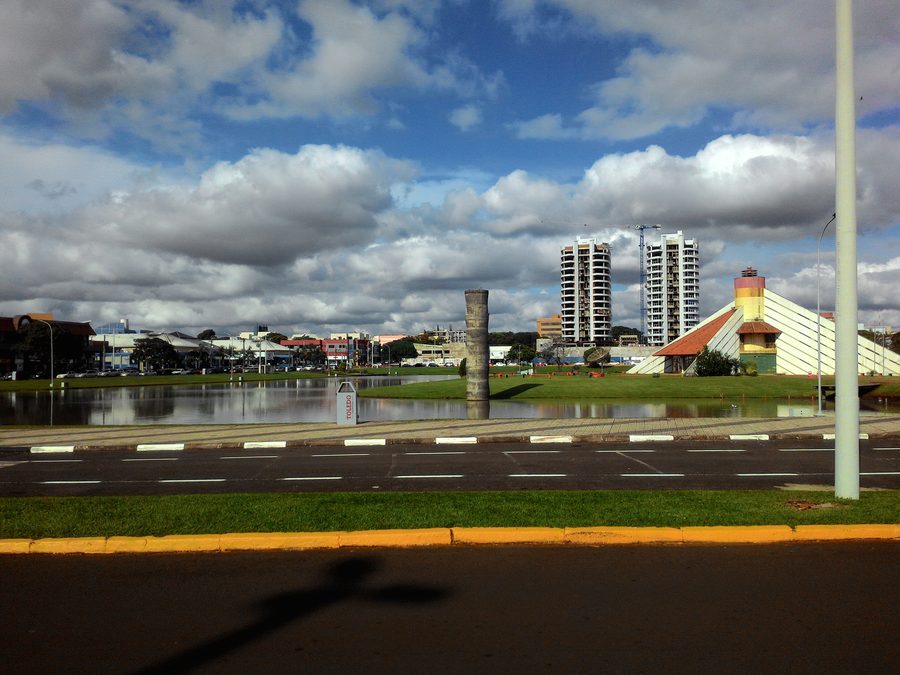 Lago e aree verdi del Parque Ecológico de Toledo nel Paraná