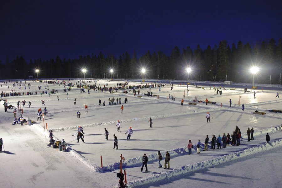 Giocatori alla World Pond Hockey Championship a Plaster Rock su uno stagno ghiacciato