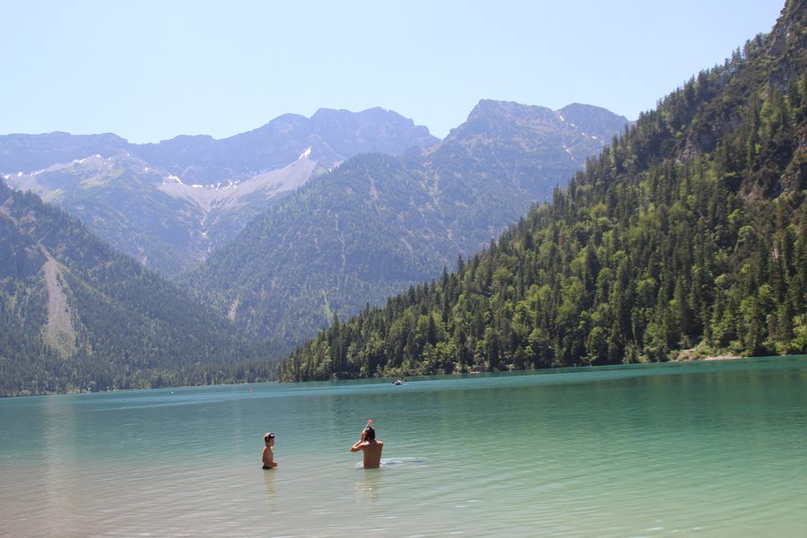Plansee, un lago alpino nel comprensorio lacustre di Reutte.