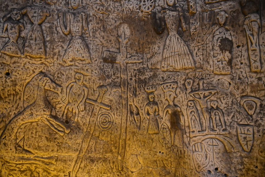 Incisioni della Royston Cave con un cavallo, una Dea della Terra e la Crocifissione