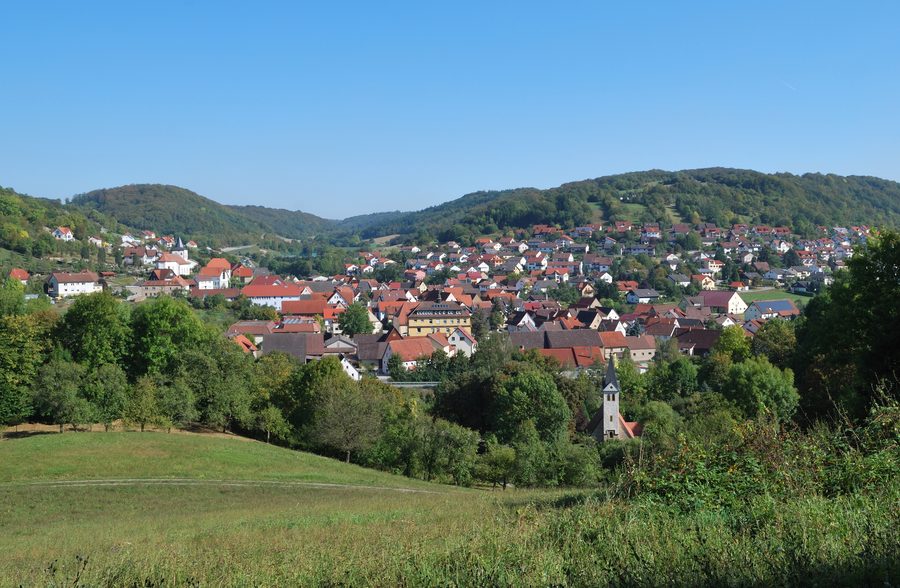 Vista da Jagstberg su Mulfingen nella valle della Jagst